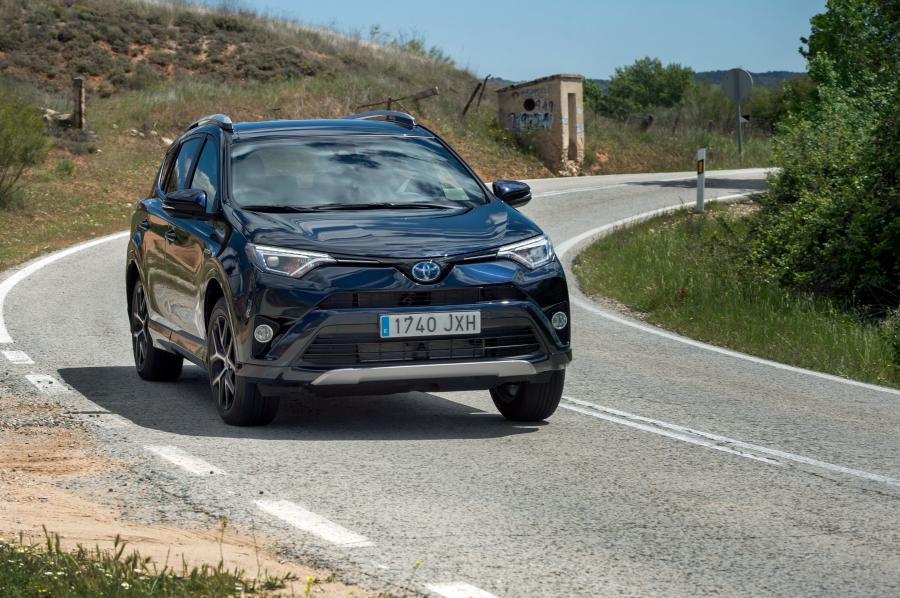  Toyota RAV4 Hybrid Feel! 2017 года  (фото 11 из 16)